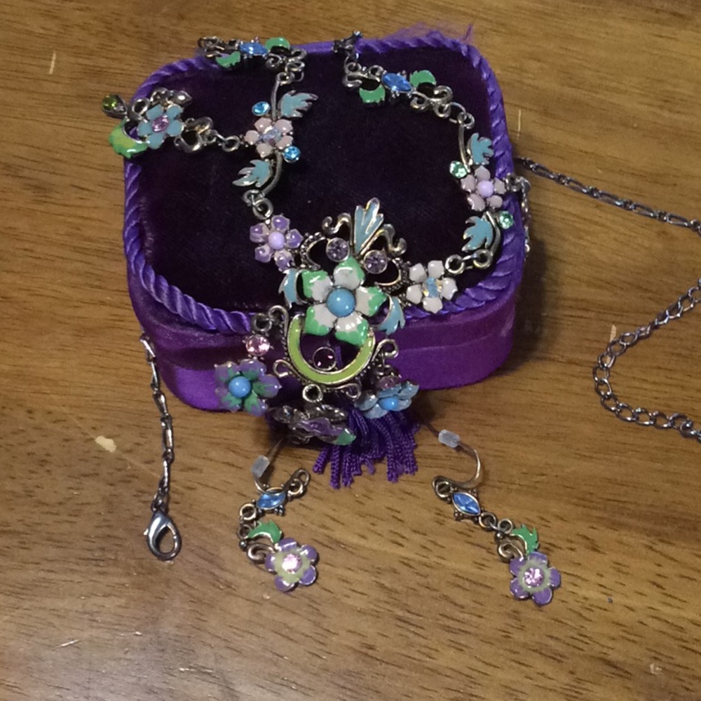 Vtg classic 20” necklace and drop earrings Spring